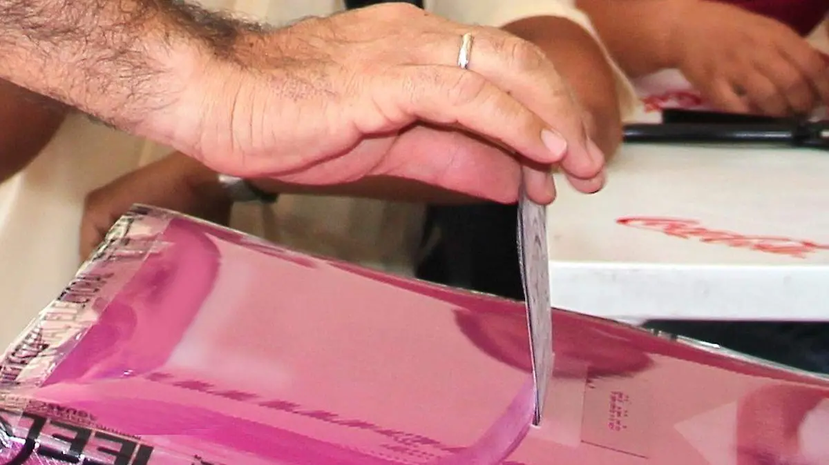 depositando voto en urna